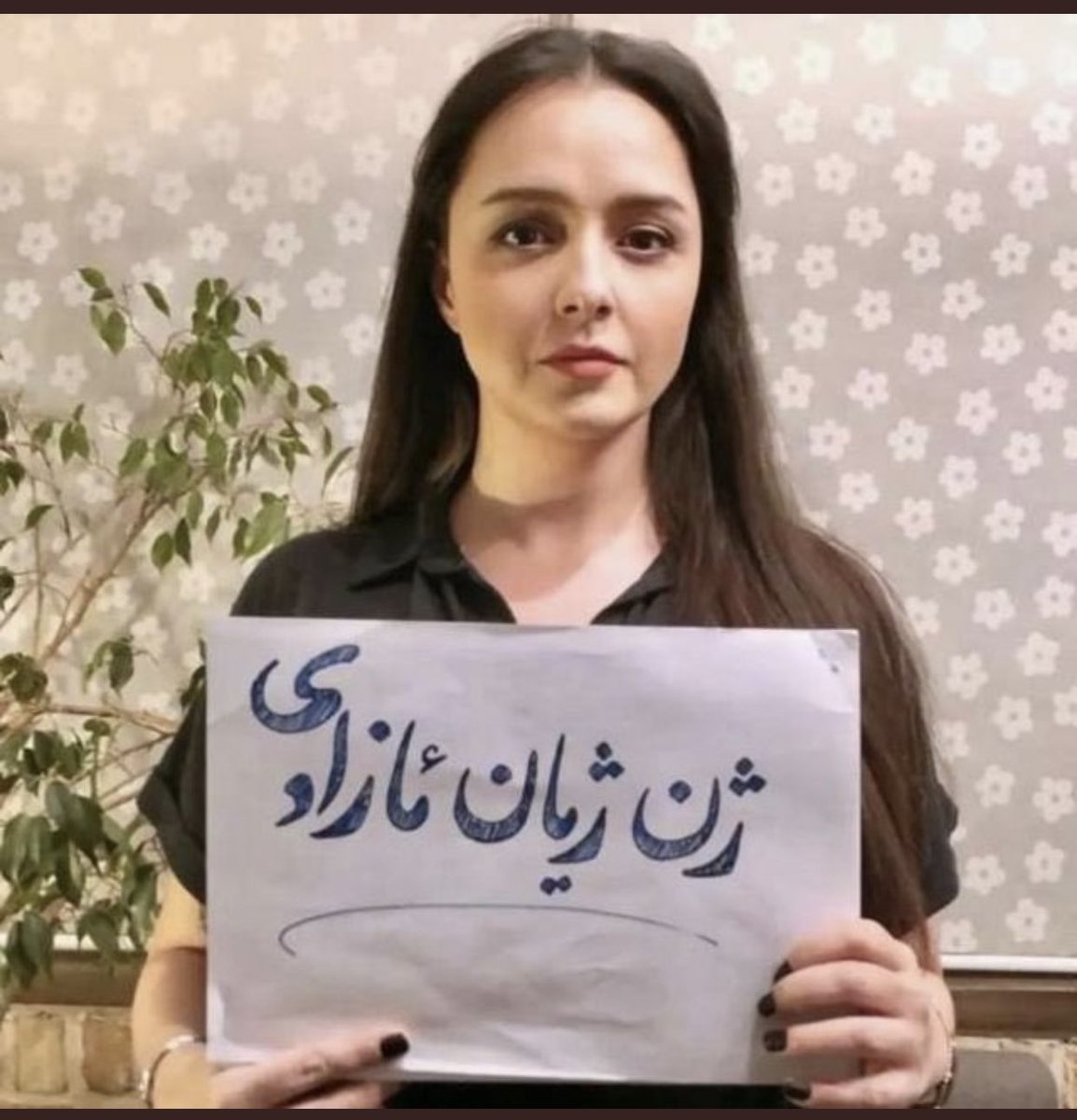 jes_chastain's tweet image. #TaranehAlidoosti is one of Iran’s most talented and acclaimed actors. She was arrested for posting a photo without compulsory hijab in solidarity with the protestors. She is being held in section 209 of Evin prison, where prisoners are notoriously tortured #WomanLifeFreedom