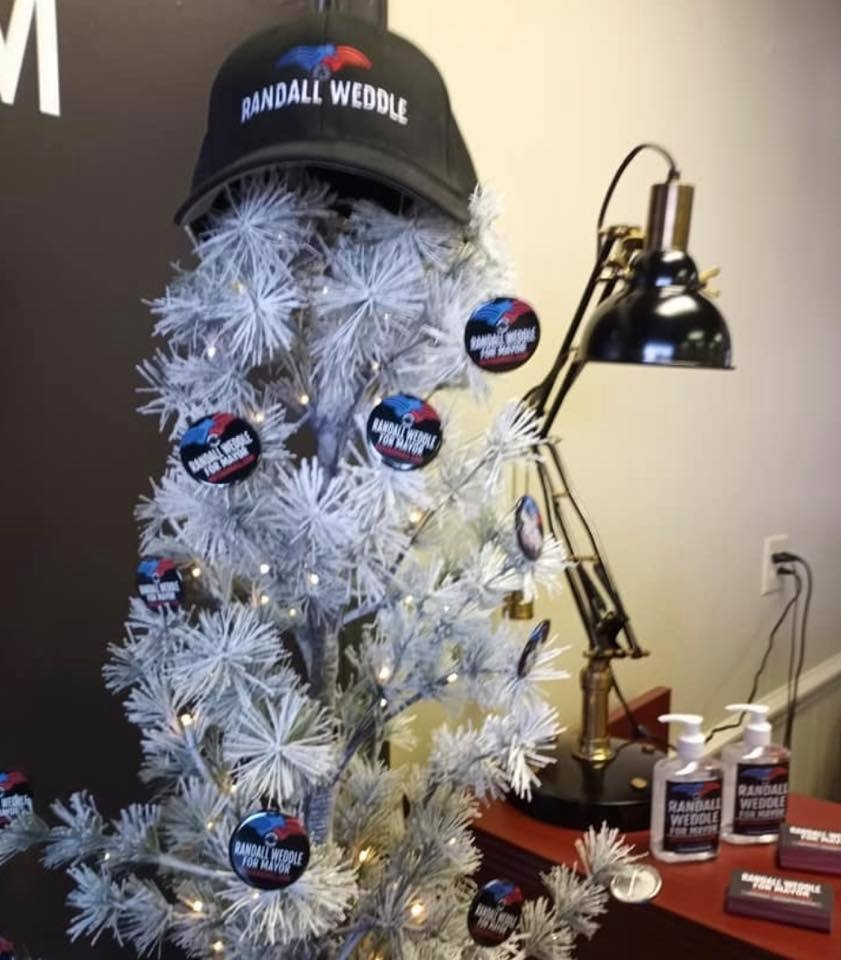 VoteRandallW's tweet photo. This is a great time to think about what we can do for the less fortunate; so whether you have extra decorations, clothes, toys, or even meals, please think about contributing and finding your nearest donation center. Happy Holidays! 

#LondonKY #HappyHolidays https://t.co/PCRouIdSLM
