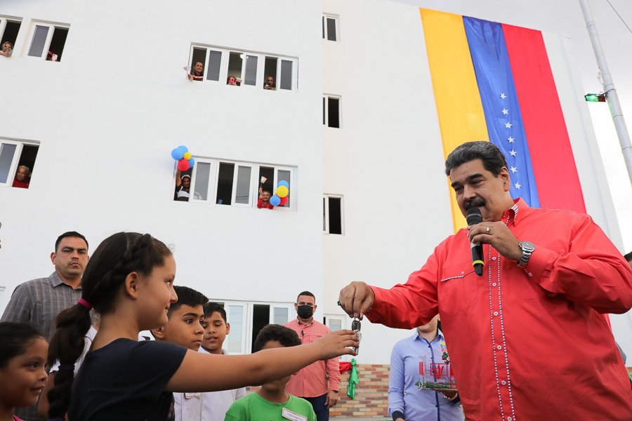 JoanC2030's tweet photo. El #GobiernoBolivariano liderado por el Pdte Maduro hace historia con la entrega de la vivienda 4.300.000 hechas dese que nació la Gran Misión Vivienda Venezuela y se acerca a la meta de las 5millones de viviendas a entregar de acá al 2025!!!

#VivirYProtegerAlPueblo https://t.co/xcs2HDYm0e