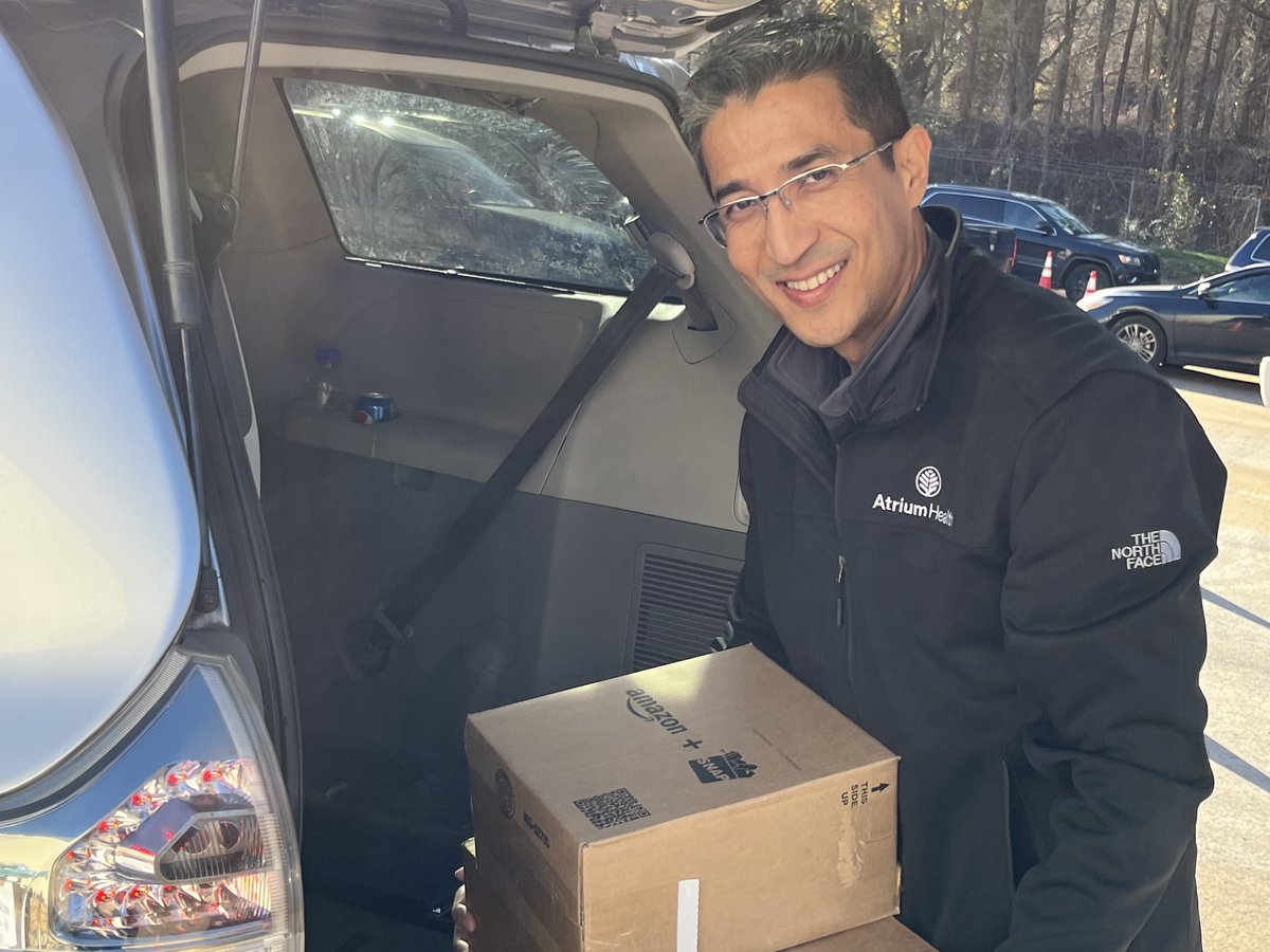 AtriumHealth's tweet photo. @AtriumHealth is teaming up with @Amazon to support the @SalvationArmyUS Angel Tree distribution, providing 5,000 hygiene kits and 2,700 boxes of food for people and families in need. @SalArmyCLT #communitygiving #ForAll

https://t.co/uwiKfyGLTX https://t.co/JPxYwKDiWZ