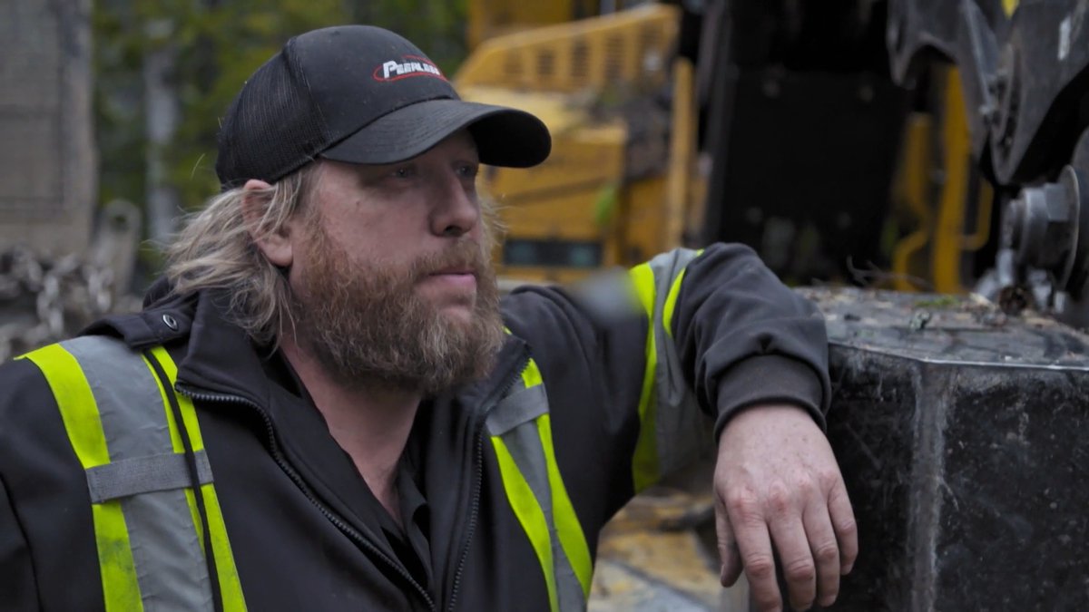 TONIGHT, on the season finale of #MudMountainHaulers, the pressure's on for Craig to get as much Saddle Ridge wood as he can down the mountain before the end of the season.

10pm ET / 7pm PT on @DiscoveryCanada