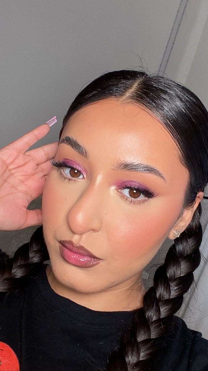 izalwaysglowing's tweet photo. Can we just appreciate my base pls 🥹🥹 it’s that @SahaaCosmetics glow 😝 https://t.co/CrVQq6kWv7
