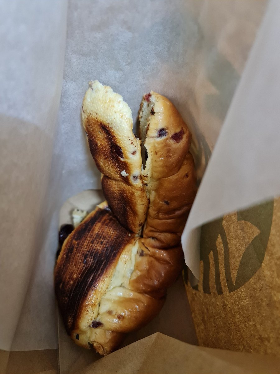 ManalSahli's tweet photo. @StarbucksKSA تهتمون بأشياء تافهه " باقي مباراتين" ... طيب وجودكم بسبب الزبائن و تصرفاتكم اللامبالية دليل على تقليل من حق الزبون و استفزاز له.. انا قلت لكم عن الوساخة الي وصلتني من فرع ستار بكس الخبر شارع الببسي .. شعره سميكة على الكوب و ساندويتش شبة فايضية و مرمية  بطريقة مقززه و الصور تتحدث https://t.co/Z8vVOV9mIL