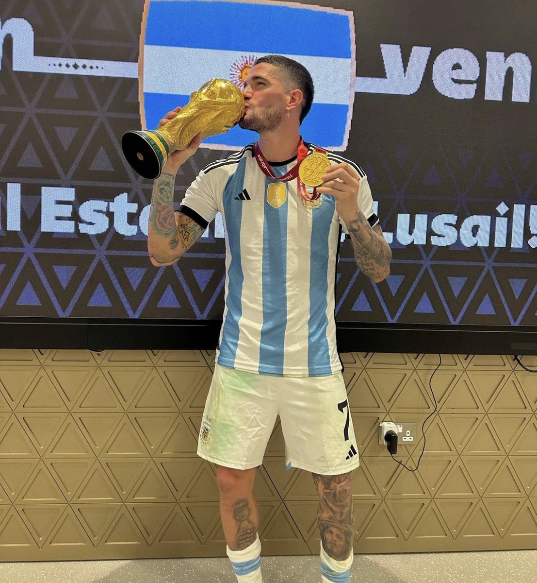 La figurita que firmó De Paul el 18 de Septiembre. Y nos decían locos por coleccionarlas...