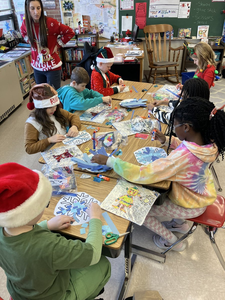d61sandoval's tweet photo. Today we had several 3rd grade classes that visited our classroom for a winter craft!| ¡Hoy tuvimos varias clases de 3er grado que visitaron nuestro salón para una manualidad de invierno! @d61porter https://t.co/88TrgRbsHu