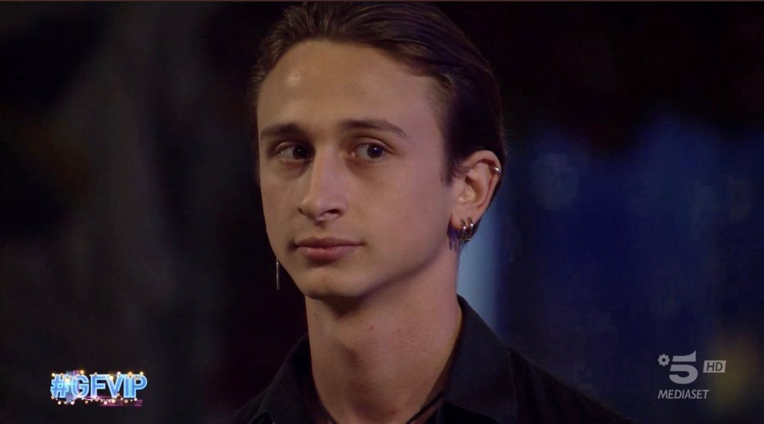 emivass_'s tweet photo. "Emy hai fatto i compiti per domani?" #GFvip https://t.co/cWsmuzNUL6