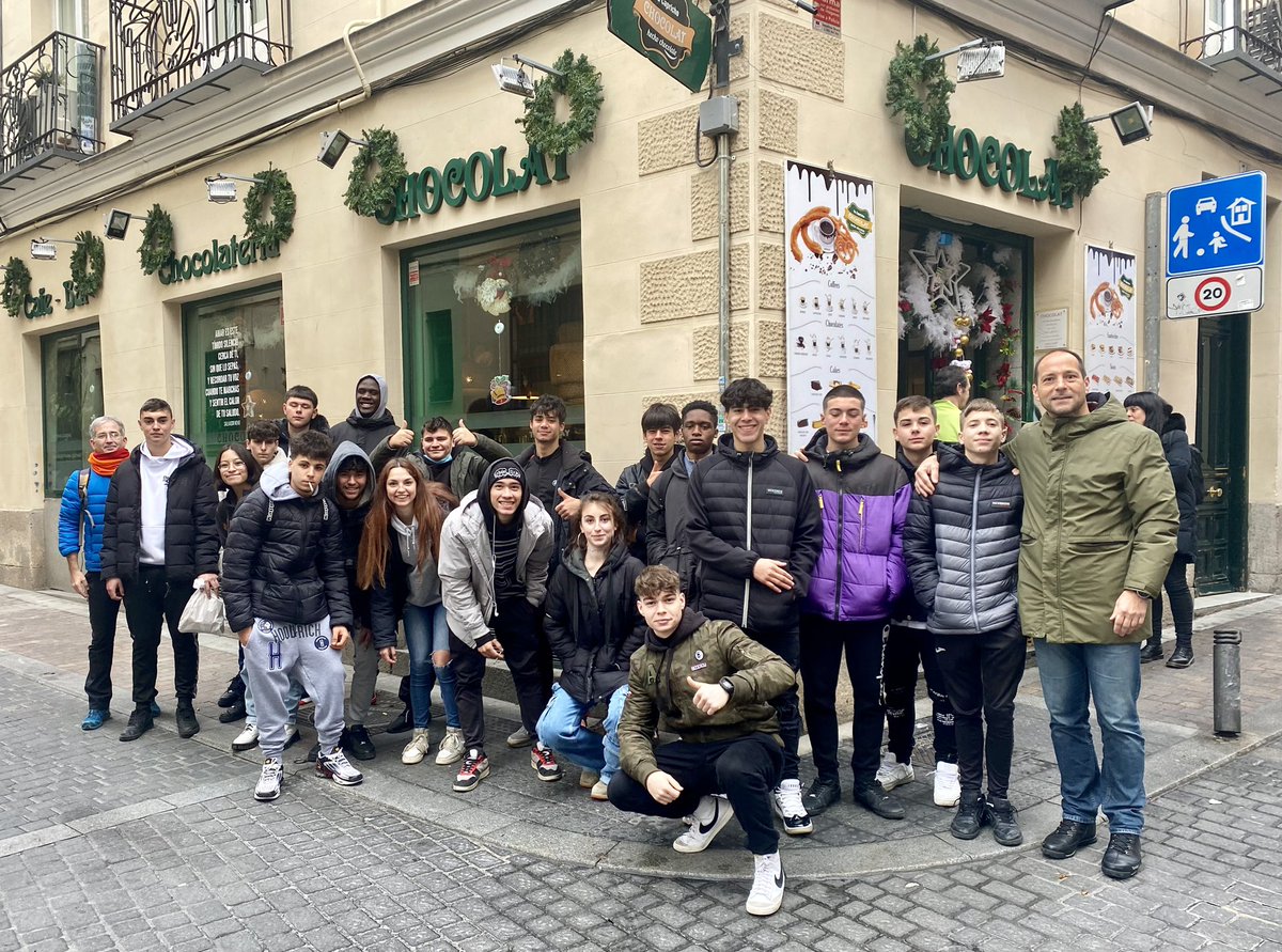 fpmaderaymueble's tweet photo. Salida extraescolar #madridnavideño #formacionprofesionalbasica #maderaymueble #atocha @chocolatmadrid #retiro #granvia #plazamayor #bocadillocalamares #puertadelsol #iesaranguren #educacion #convivencia #fuenlabrada #eduacionfuenlabrada #datsur https://t.co/m1XGXC1jVz