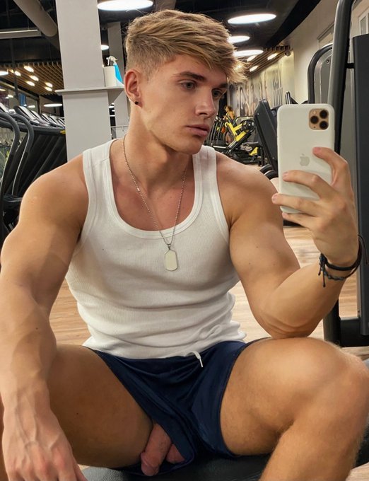 It just keeps slipping out 😳 can&rsquo;t workout in piece https://t.co/LNBM1JOZHu