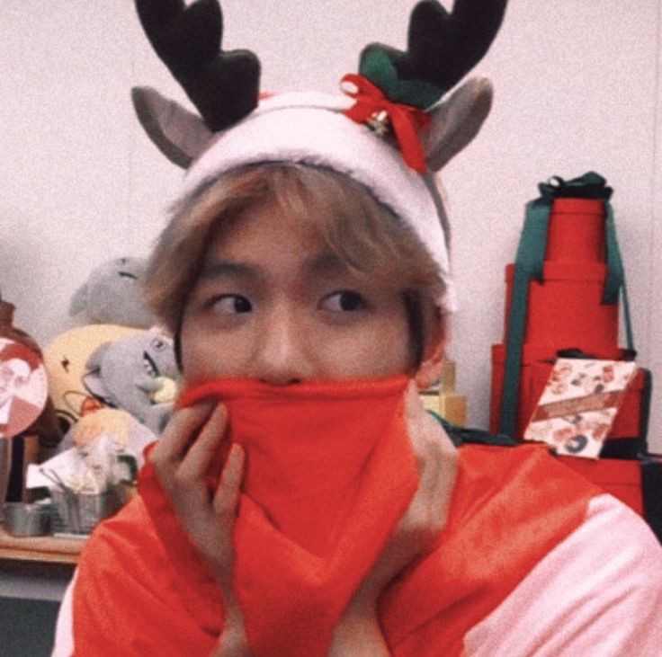 LEONMATTHEO's tweet photo. Leon Mattheo com seus adereços de Natal para apresentar o conserto #ARIONSPECIALCHRISTMAS https://t.co/U5DCeUCCMt