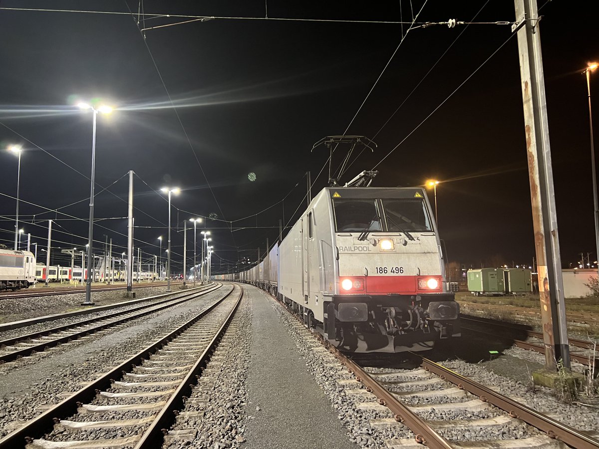 KevinDeruyck's tweet photo. Keer wat rond de kerktoren rijden om de boel wat recht te trekken ๐๐
#Traxx #Rangeren #Treinbestuurder https://t.co/GsecTPTtiJ