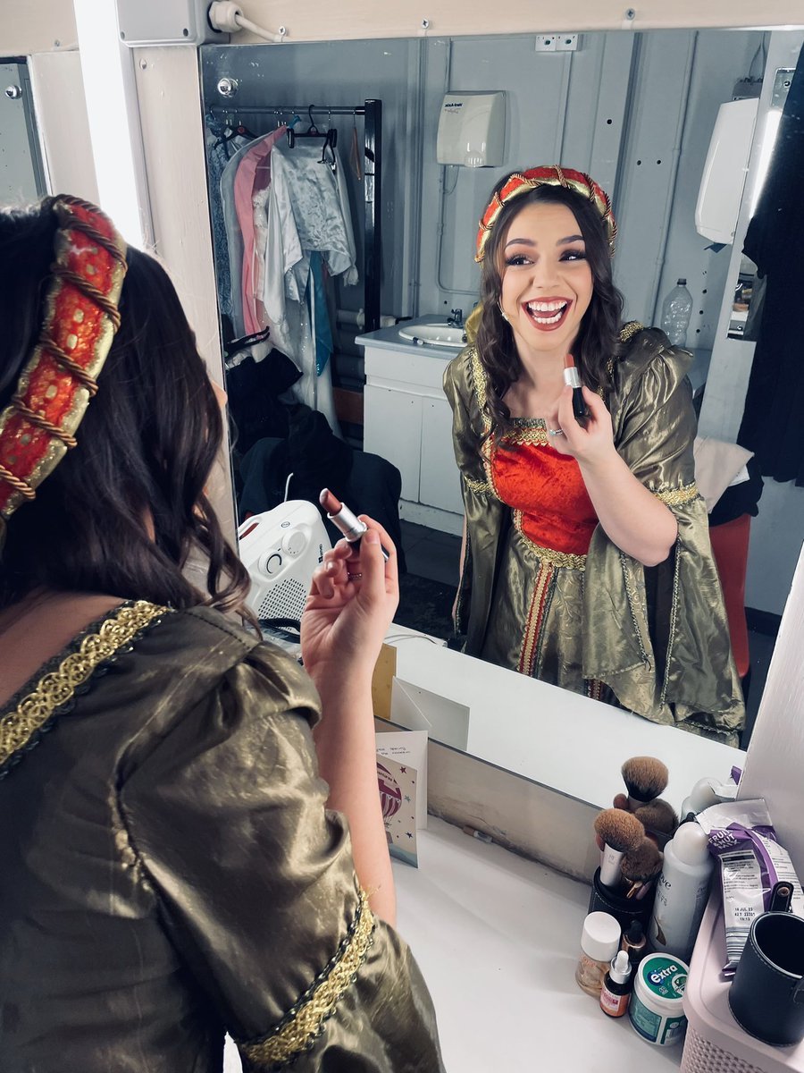 chant_morgan's tweet photo. Laughing my way through panto land ♥️ https://t.co/fDlr7sPIrg