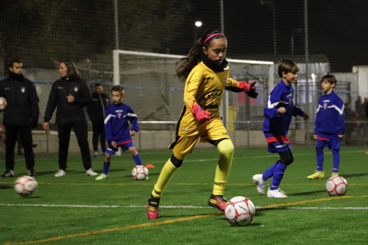 RFFM_oficial's tweet photo. ⚽️🏃🏻‍♂️🏃🏻‍♀️Tecnificación | Villaconejos ha sido primera escala de la temporada de las sesiones Itinerantes del Centro de Tecnificación #RFFM 

✅ En dos turnos, y con 8 equipos benjamines y alevines de la zona, los seleccionadores madrileños han dirigido un entrenamiento muy atractivo https://t.co/NDln4hCt36