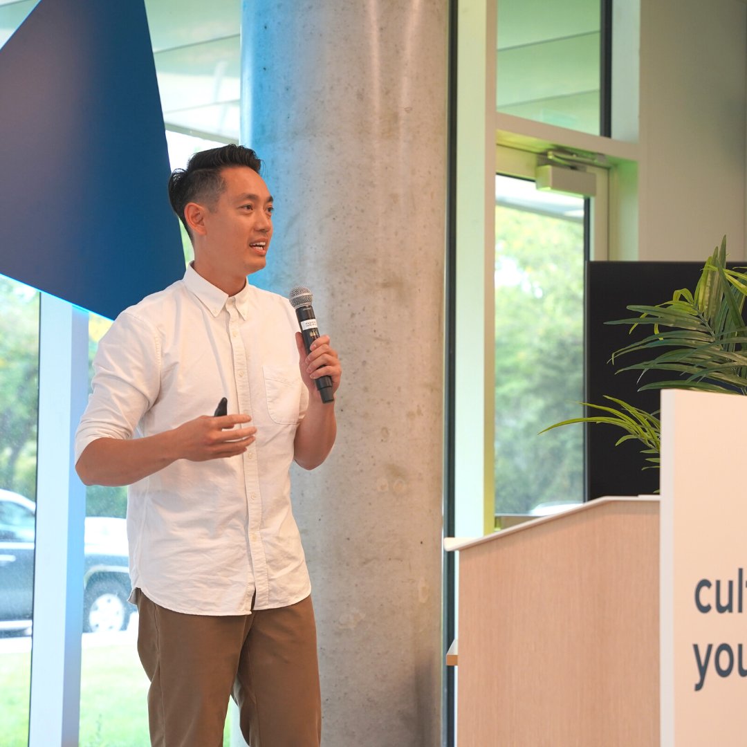cultivatorsk's tweet photo. Who's who in the zu 🦁 

In the UX focused workshop titled 'We Are All Designers', @AlbertJame drew on stories from his 20 year career working in UX strategy and design at Zu. 👨‍🎨

Check out more Startup Summit highlights:
https://t.co/Dpq480GCyj https://t.co/QjWATxJU6J