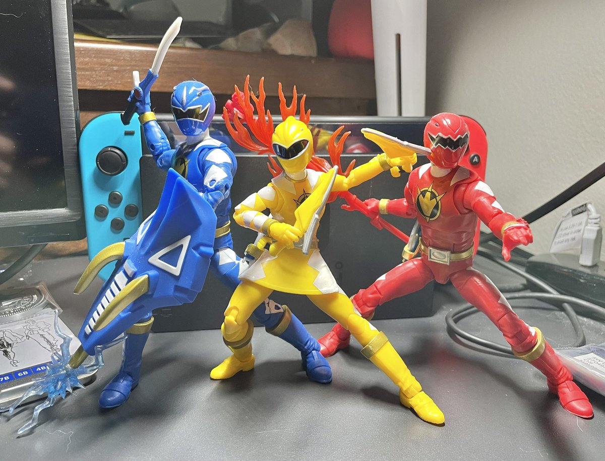 J03y_K10's tweet photo. @RedRangerChris also got me #PRLightningCollection Dino Thunder Yellow as an early Xmas Gift. Thanks yet again bro!!! #PowerRangers #CollectorsHelpingCollectors #MerryXmas22 https://t.co/4aCHHziSQd