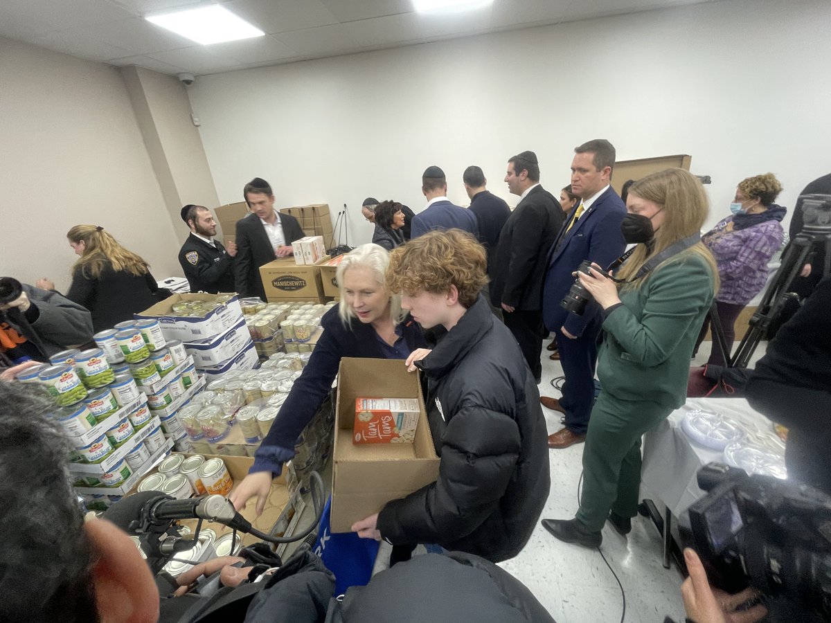 nycpa's tweet photo. The light of the Hanukkah season is in serving our neighbors. 

Community Liaison @sebag_simon proudly joined a Hanukkah Day of Service with @SenGillibrand, @MetCouncil, @BrooklynCB12, and dedicated volunteers to pack meals for Holocaust survivors and stand against antisemitism. https://t.co/PQTF6lAeQJ