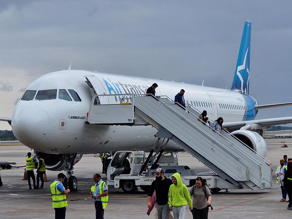 MinturCuba's tweet photo. Vuelo inaugural de Air Transat a La Habana con 3 frecuencias a la semana. #CubaUnica  #LaHabana #Cuba https://t.co/p8rFH07pNG