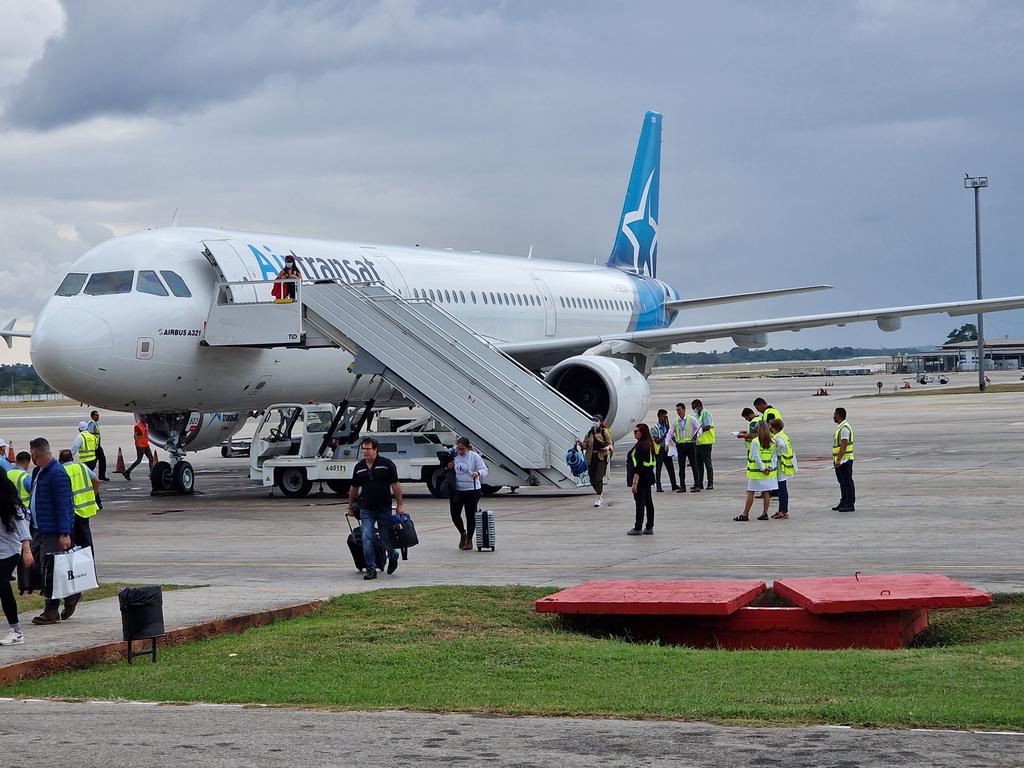 MinturCuba's tweet photo. Vuelo inaugural de Air Transat a La Habana con 3 frecuencias a la semana. #CubaUnica  #LaHabana #Cuba https://t.co/p8rFH07pNG