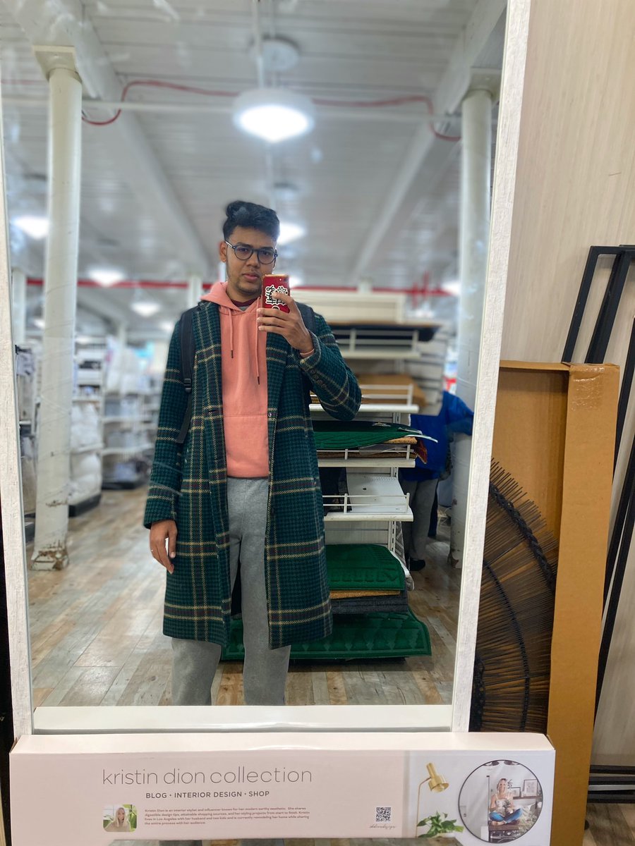 Vicumadat's tweet photo. #Touring #Shopping #Christmas #NY #happy #selfie #Unkept 😂 https://t.co/bsq7OMNunc