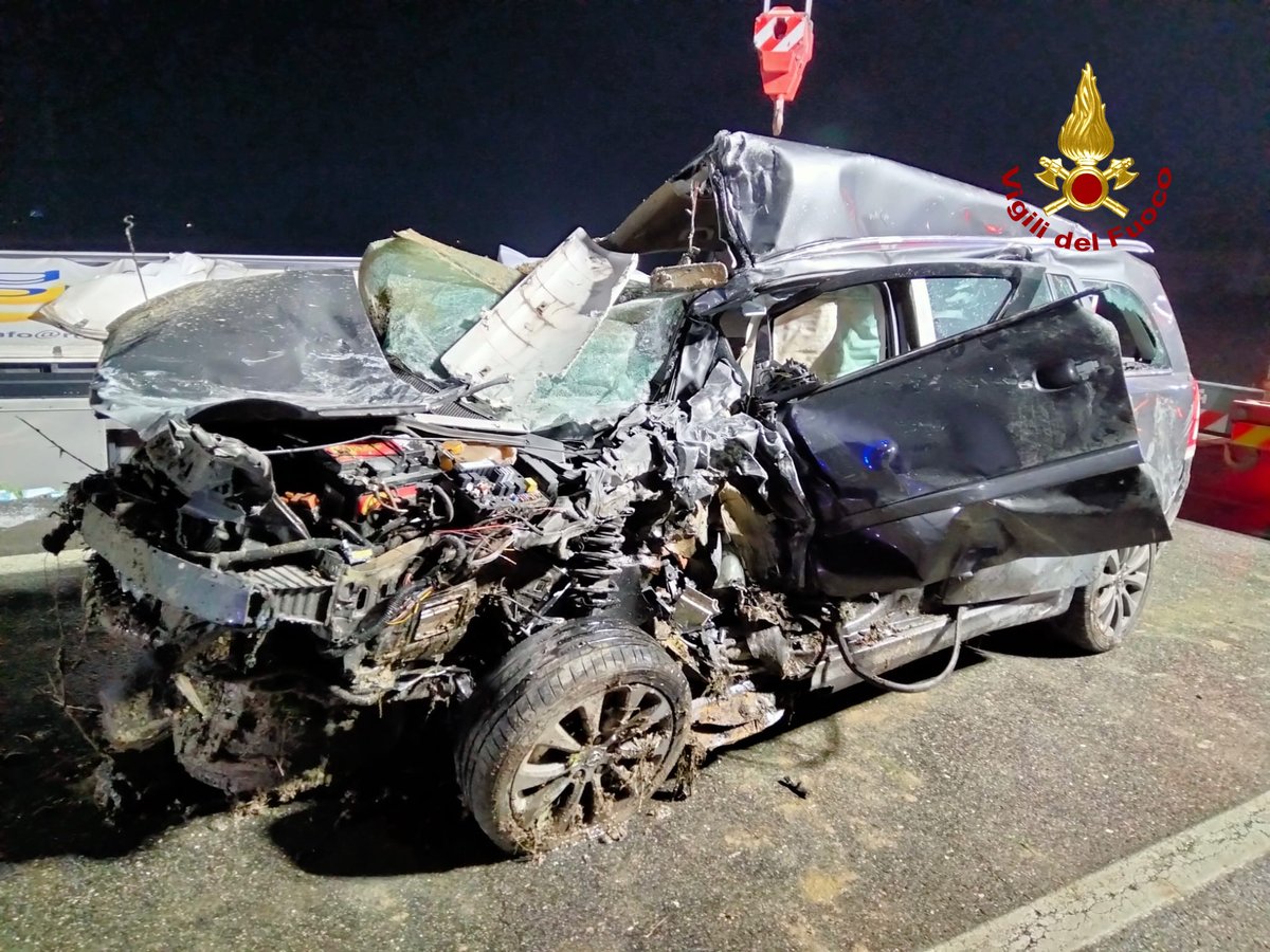 vvfveneto's tweet photo. #19dicembre #PortoViro(RO), nel tardo pomeriggio, incidente tra un autoarticolato e tre auto lungo la #SS309 Romea: 5 feriti. #Vigilidelfuoco estraggono i feriti presi in cura dal @SUEM_Veneto #soccorsiquotidiani #allaguidanondistrarti https://t.co/Ov0ncAZGAu