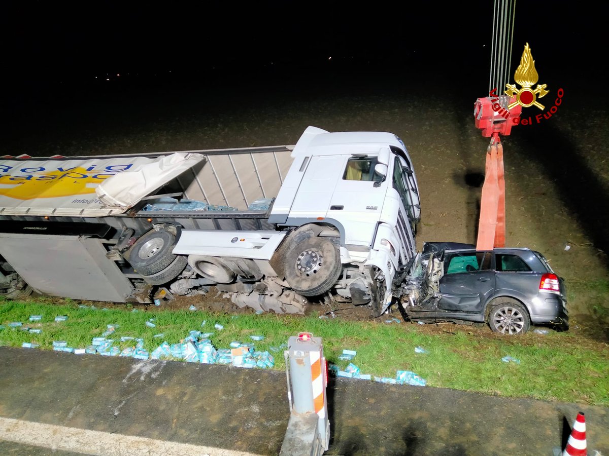 vvfveneto's tweet photo. #19dicembre #PortoViro(RO), nel tardo pomeriggio, incidente tra un autoarticolato e tre auto lungo la #SS309 Romea: 5 feriti. #Vigilidelfuoco estraggono i feriti presi in cura dal @SUEM_Veneto #soccorsiquotidiani #allaguidanondistrarti https://t.co/Ov0ncAZGAu