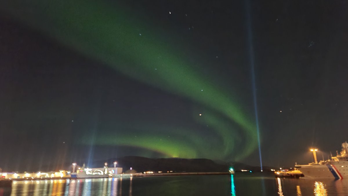 WSAZBrandon's tweet photo. @TravelWithHV 15. But somehow everything came together. The sky cleared, and EVERYONE started running to the waterfront. And it finally all made sense. https://t.co/ojzKJKLs5k