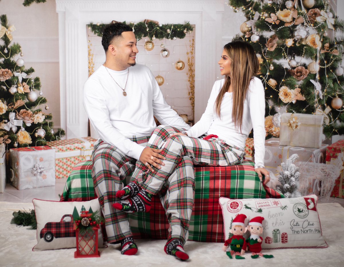 Selfmqde's tweet photo. Me and babygirls Christmas pics❤️😬 https://t.co/KMFyANXL68