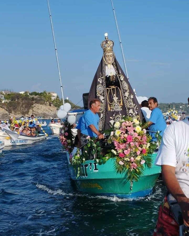 CentralQNoticia's tweet photo. 🙏Festejan a la “Reina de los pescadores” en #PuertoEscondido.

Esta advocación mariana también es venerada en otras latitudes como es el caso de Puerto Escondido, donde los pescadores conmemoran esta fecha con la imagen de la virgen en una embarcación a la que dirigen a altamar. https://t.co/6MWbwUj6OL