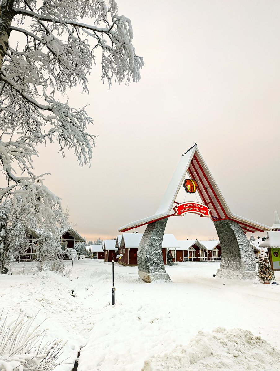 WanderingFrames's tweet photo. @TheSneakyLens Santa Claus village, Rovaniemi Finland 🇫🇮 https://t.co/dPumR5cWH9