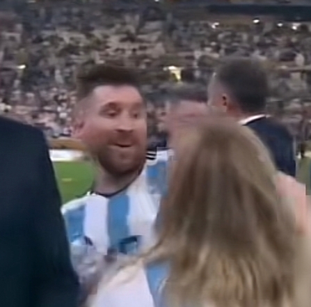 elgourmet's tweet photo. En este momento muchos pensamos que era la mama de Messi que se venia a fundir en un abrazo, pero no, en realidad es aún más importante...
Es la encargada de cocinar las milanesas napolitanas a toda la selección Argentina.
🇦🇷🏆👩‍🍳Antonia Farías, campeona y cocinera.
#Quatar2022 https://t.co/ipyE5auKAh