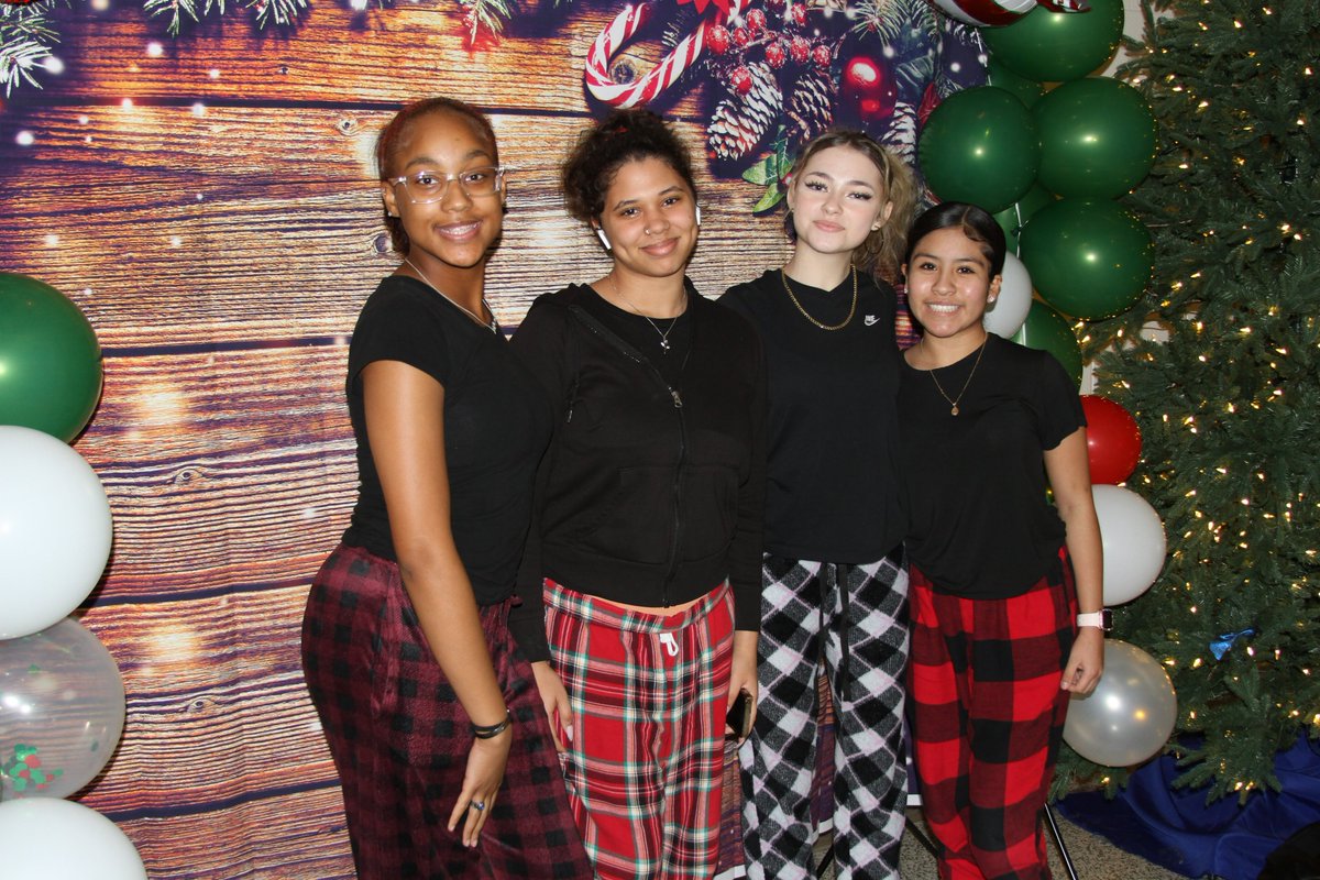 HawksSG's tweet photo. Our Hawks are ready for the holidays, love their energy! #Hawklidays @ChadHarrisonSG @fhansonic https://t.co/MgLhSLMcTU