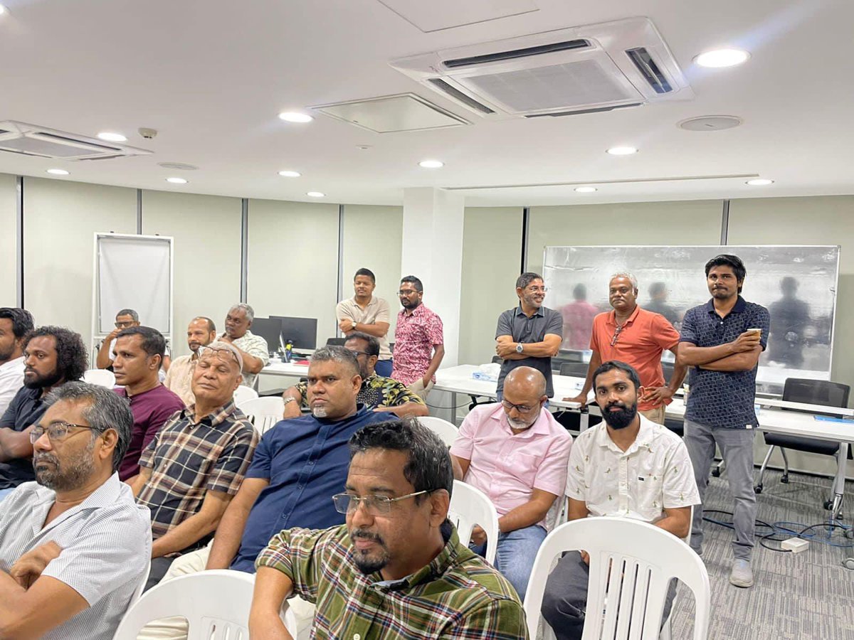 Zayaa_Fathimath's tweet photo. ރައީސުލްޖުމްހޫރިއްޔާ @ibusolih ރިޔާސީ އިންތިހާބަށް ތައްޔާރުވުމާ ގުޅޭގޮތުން އެމްޑީޕީ ގައުމީ މަޖިލިސް މެންބަރުންނާ ބައްދަލުކުރައްވާ މަޝްވަރާކުރައްވައިފި. 

#Ibu2023 https://t.co/FJgsvTxiO3