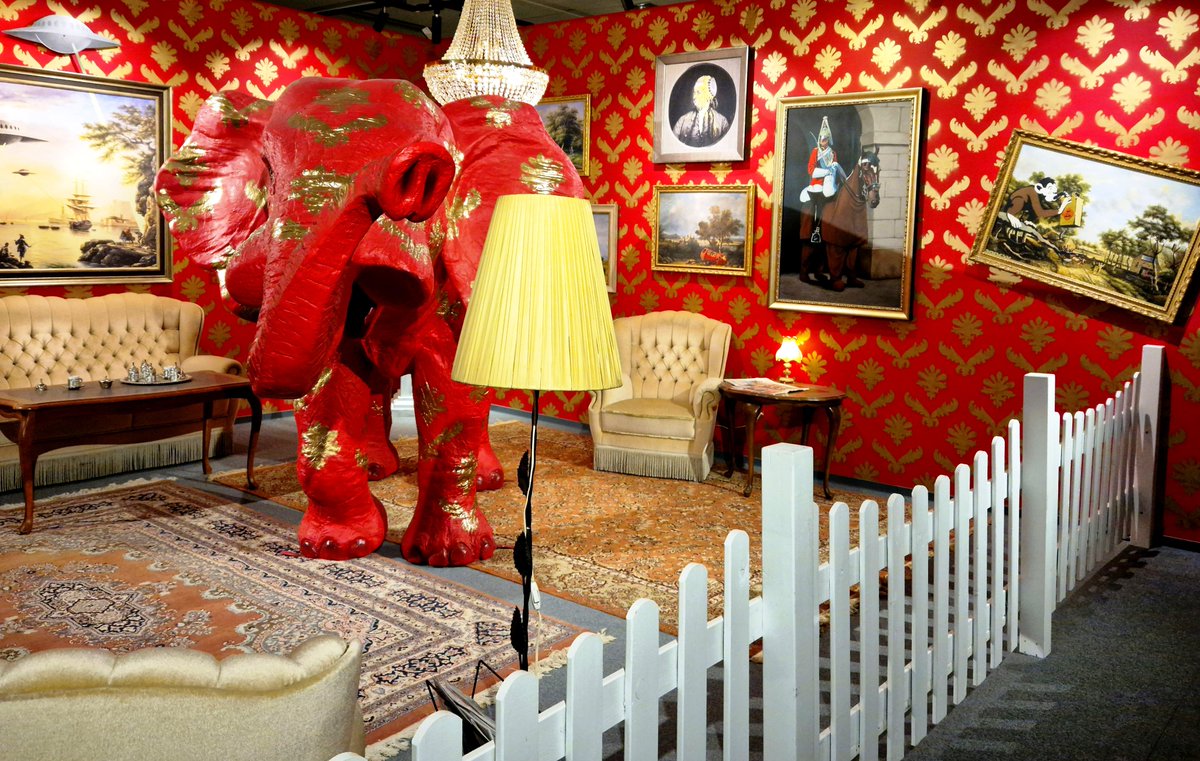 Dear all, shortly before it ends i made it into the #UnauthorizedExhibition The Mystery Of #Banksy - A #Genius Mind. I was pleasantly surprised at how much I like his #Works...that's why i brought the artwork for you guys to look at!!! @mystery_of_banksy🎈