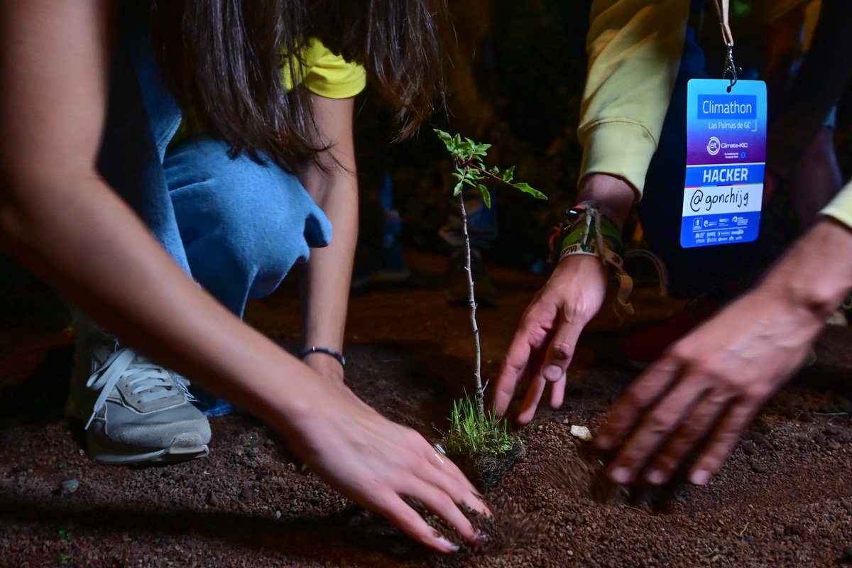 sergiotrasmallo's tweet photo. Un @ClimathonGC #Climathon #ClimathonGC más a la espalda… ¡Gracias a todas las personas que lo han hecho posible! Especialmente a @raulgbrink por su reiterada confianza en este equipo para vivirlos, y mi #Equipazo por hacerlo posible. #HastaElFinDelMundo
https://t.co/PF4oUUC9HR https://t.co/TsiiIdT1yc