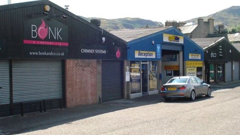 viridianmist's tweet photo. @NoContextBrits Already amusing individually, but QwikLube and Bonk being next door neighbours was just perfect!

(Sadly no longer there - shut down to clear the site for even more fucking student flats.) https://t.co/D8KhU391DK