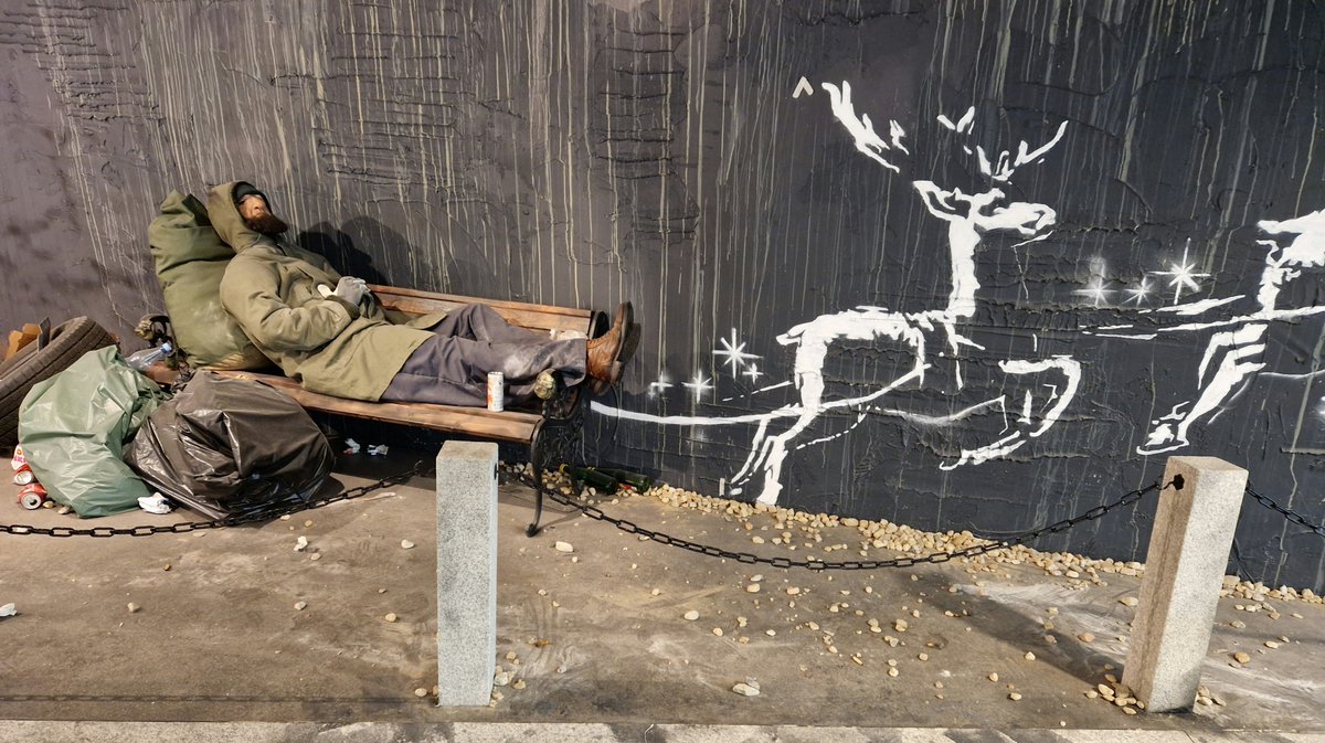 Dear all, shortly before it ends i made it into the #UnauthorizedExhibition The Mystery Of #Banksy - A #Genius Mind. I was pleasantly surprised at how much I like his #Works...that's why i brought the artwork for you guys to look at!!! @mystery_of_banksy🎈