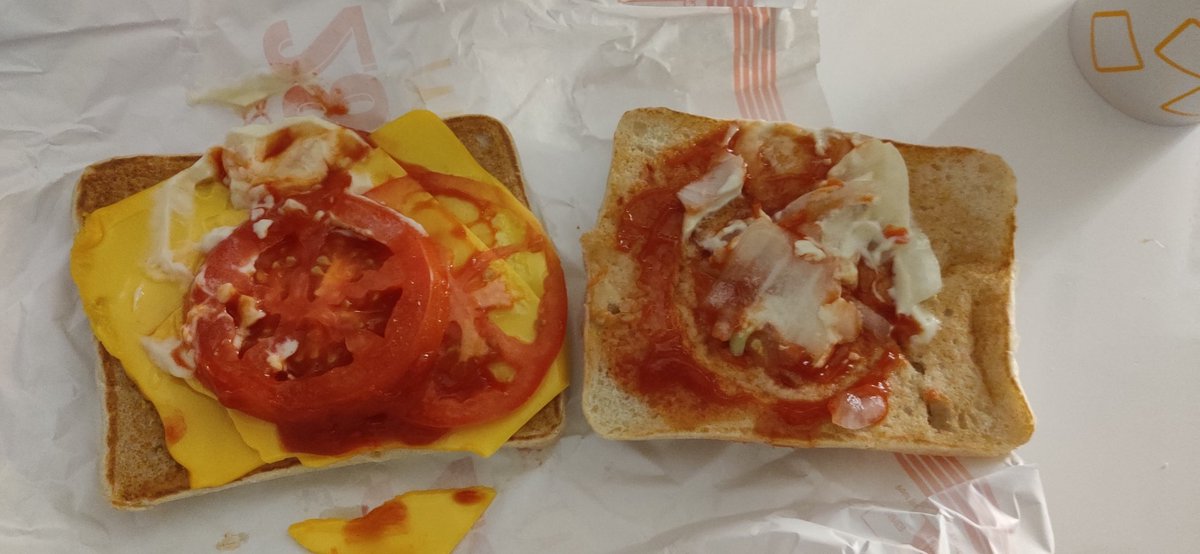 XVIOslo's tweet photo. @McDonaldsFrance c'est normal les 280 sans viande et les 19 nuggets dans les boîtes de 20 ? https://t.co/eUcO5GAWOM