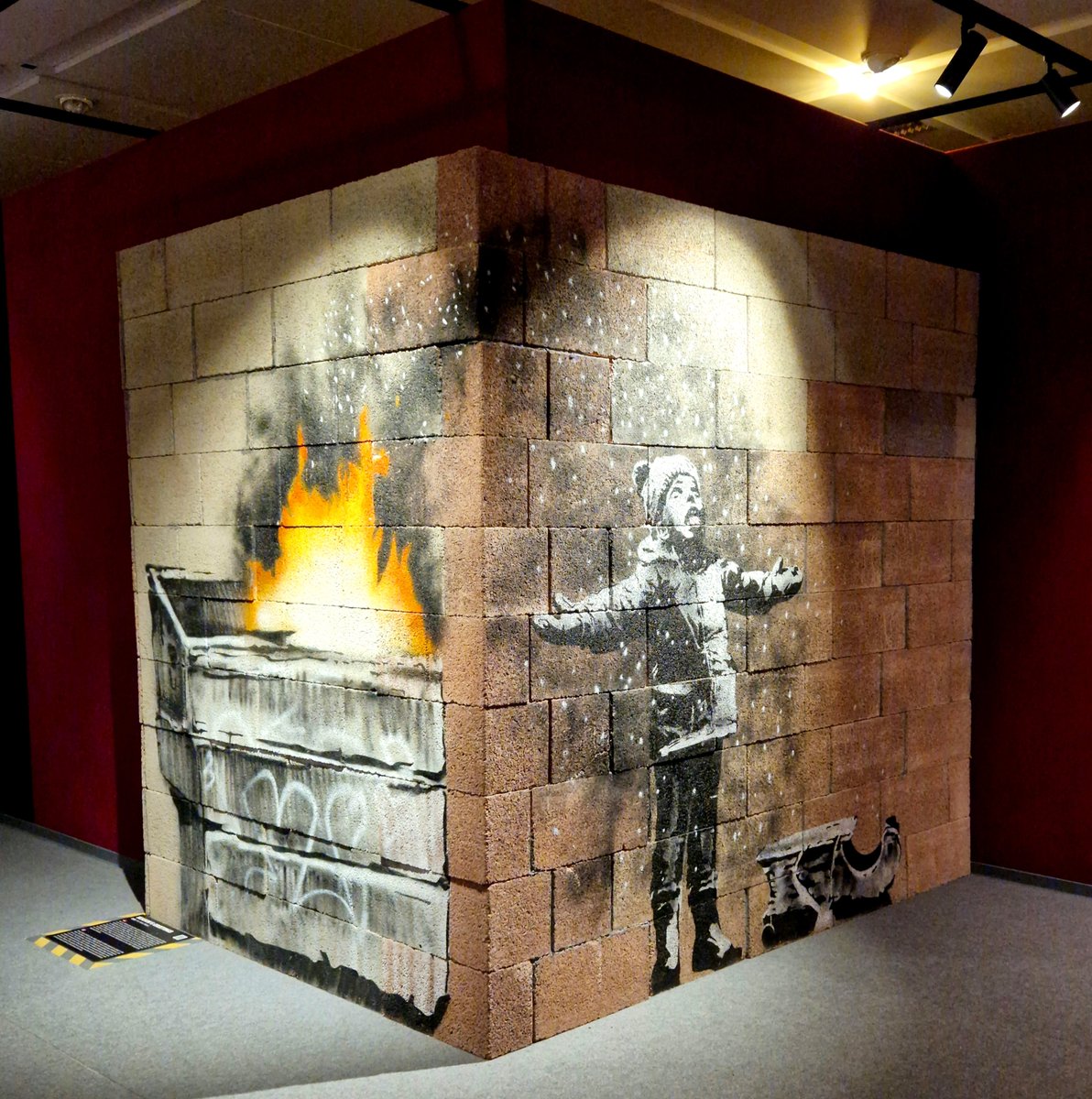 Dear all, shortly before it ends i made it into the #UnauthorizedExhibition The Mystery Of #Banksy - A #Genius Mind. I was pleasantly surprised at how much I like his #Works...that's why i brought the artwork for you guys to look at!!! @mystery_of_banksy🎈