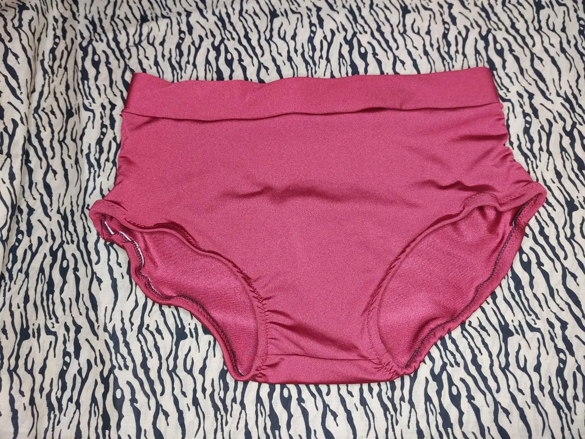 sew_glo's tweet photo. FOR SALE
34" waist
Maroon colour,
Fully lined, with an overlock finish. Knee pad covers can be added. 
@RealKingRegal inspired. (Because he's my fave) #prowrestlinggear #wrestlingseamstress https://t.co/yzhFegKa1f
