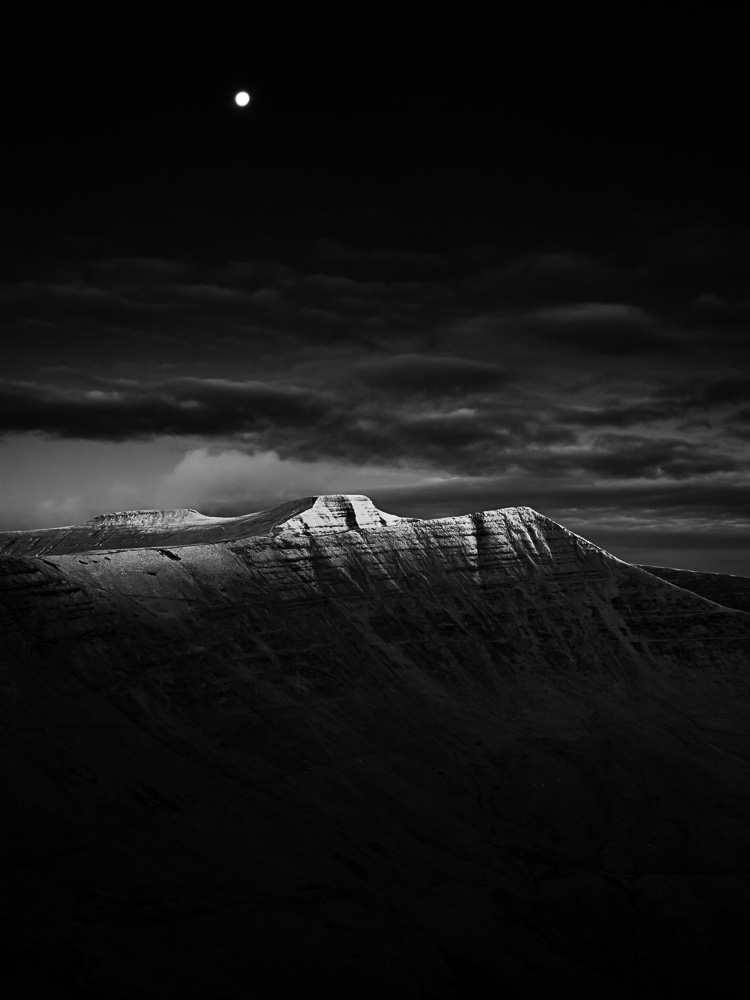 Last photo from my Brecon Beacons morning, moonset over Pen-y-Fan. Two versions black & white and colour edits. It's also my favorite image from the day. 
#nikon #nikonphotography #landscape #landscapephotography #breconbeacons #wales #winter #mountains #moonset #cribyn #penyfan