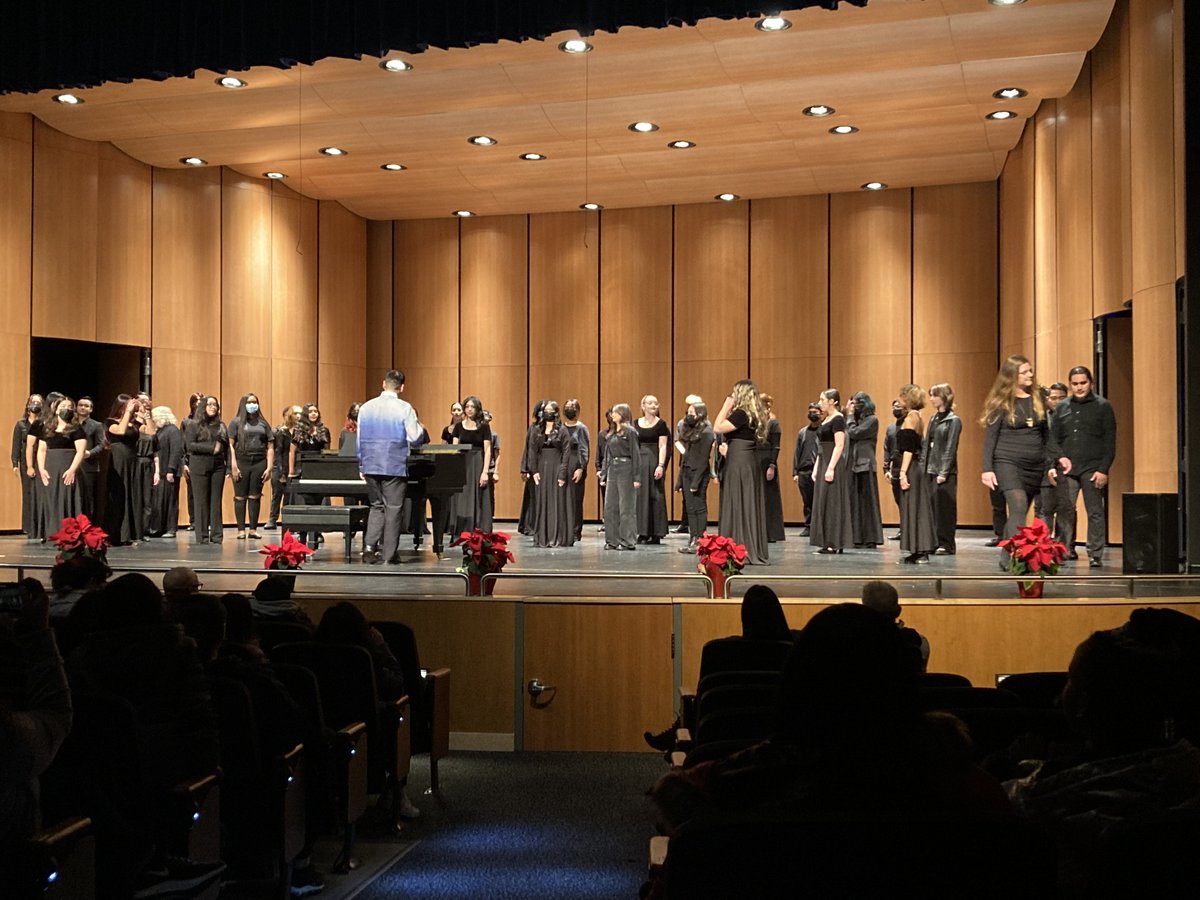 VAPAcoordinator's tweet photo. Pinole Valley HS Choirs and Piano Students celebrated the Winter Holidays with outstanding performances all around...including the WCCUSD Adult Choir! @WCCUSD @WCCUSDLibraries @PVSpartanPride @PinoleValleyHS @WCCUSDPathways https://t.co/18GHIs2MNG