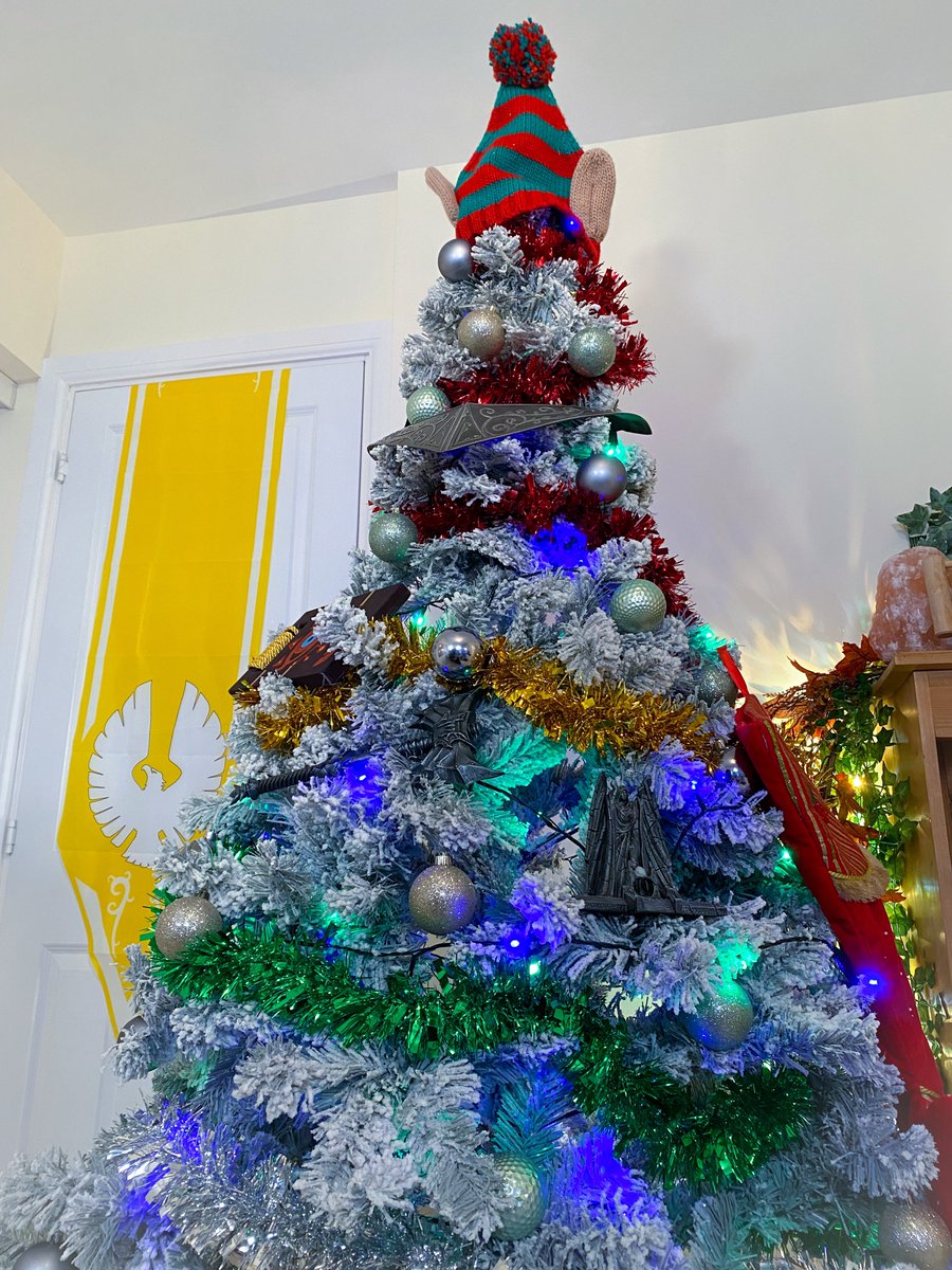 Dawnwhisper's tweet photo. The tree is decorated (and armed)! Spot anything you recognise from Elder Scrolls? 🎄

Now time for our Snow Globe house! 
🔗https://t.co/LRQBQkc1dy 

Thanks to @Bethesda_UK for helping out with #gifted in-game decorations tonight. https://t.co/vGfHvgXoYn