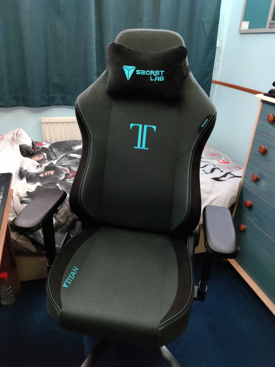 AdamDashper's tweet photo. New chair time #secretlab https://t.co/ZIxUnLqMYZ