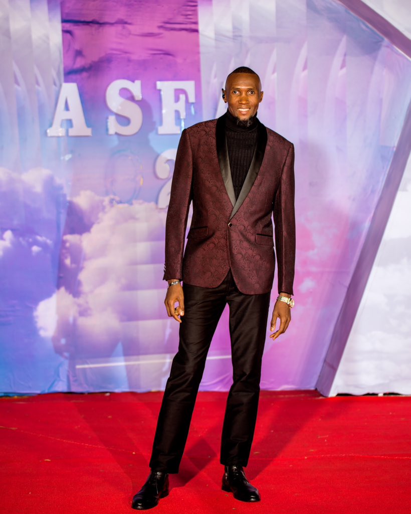 ronniensubuga0's tweet photo. The Real man 💥💥
Celebrating me and the fashion industry💪🏿
📸HenriqShots
#modelagent #nsubugaronnie #uganda🇺🇬 #asfas2022 #fashionbusiness https://t.co/tIiizAWeyY