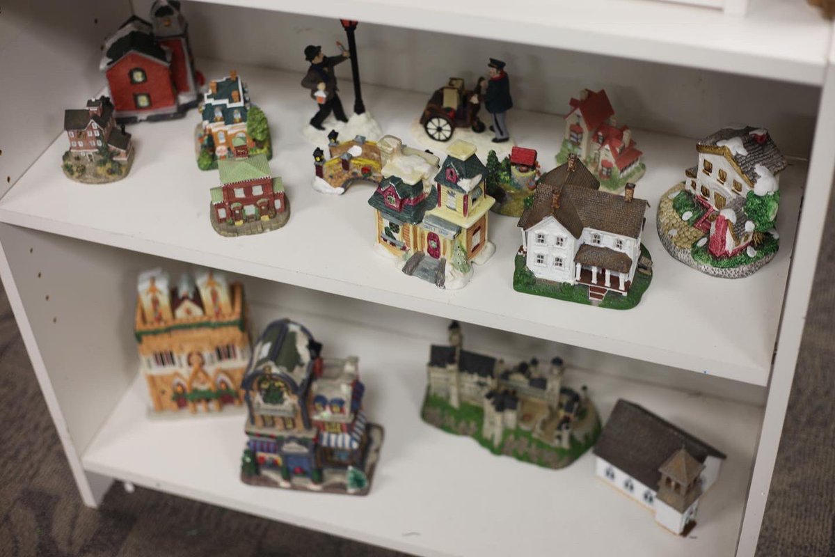 HandMeUpsNe's tweet image. These tiny houses need a new home!

Head to Hand Me-Ups to create a little village of your own today. 🏠

#HandMeUps #Omaha #OmahaThrift #ThriftOmaha