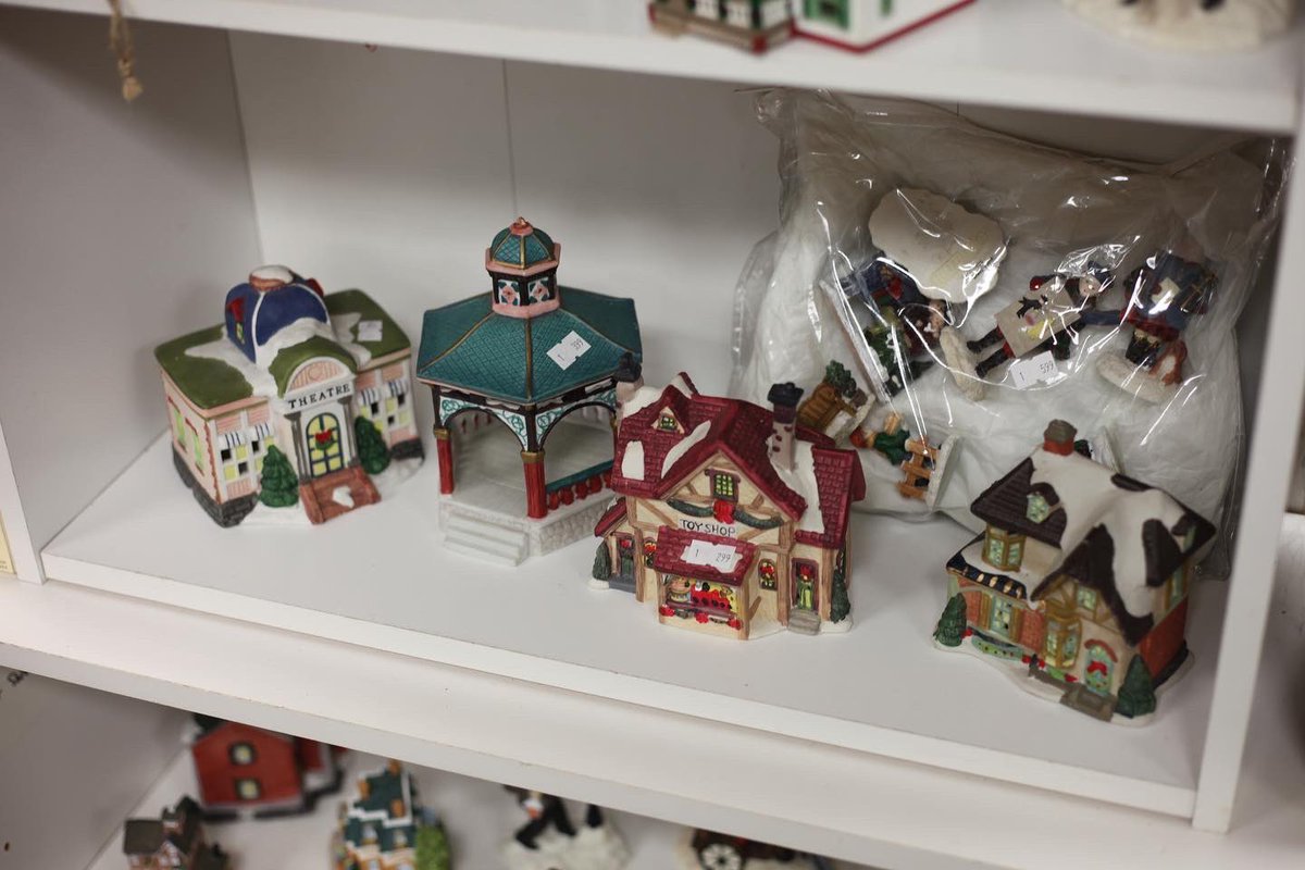 HandMeUpsNe's tweet image. These tiny houses need a new home!

Head to Hand Me-Ups to create a little village of your own today. 🏠

#HandMeUps #Omaha #OmahaThrift #ThriftOmaha