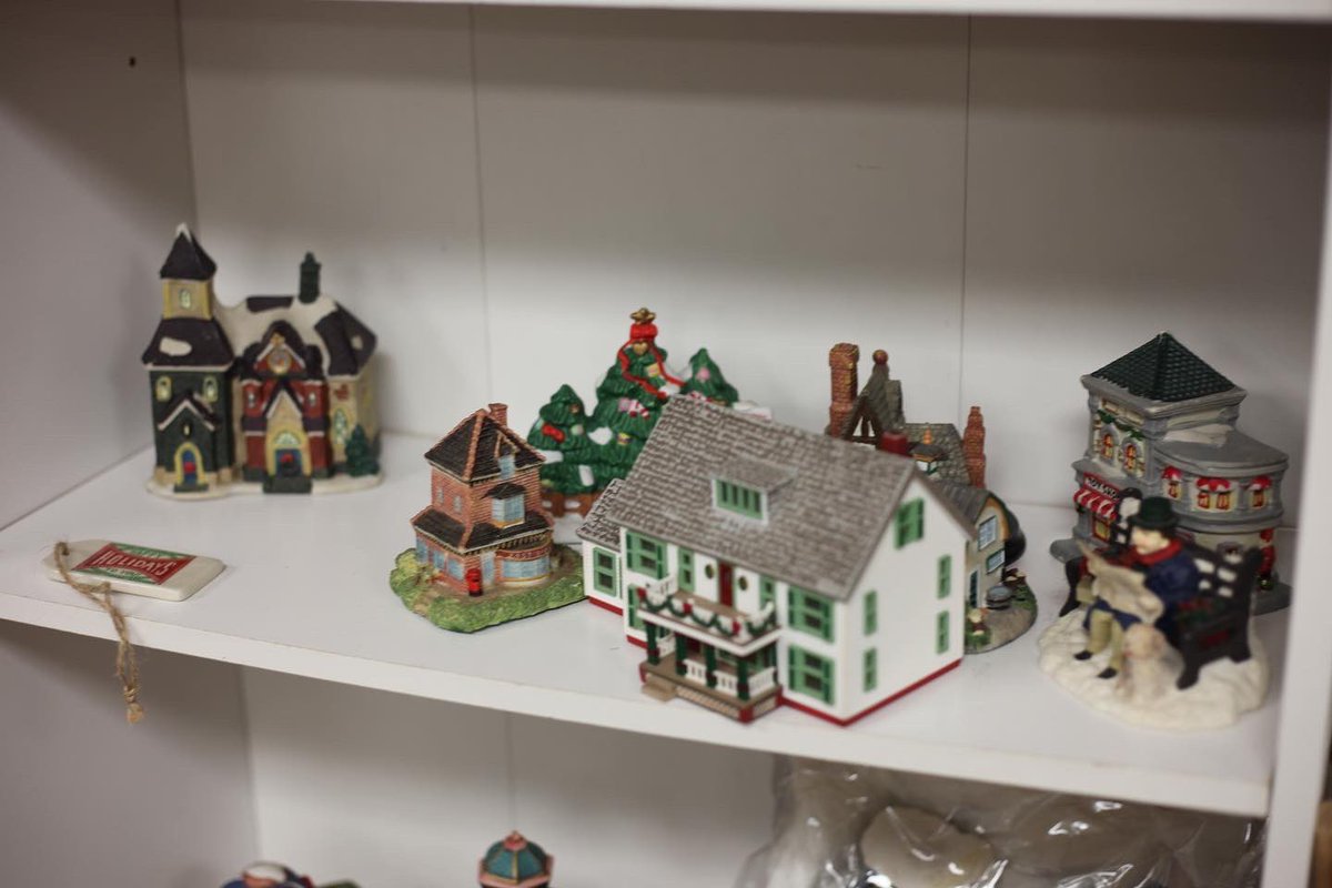 HandMeUpsNe's tweet image. These tiny houses need a new home!

Head to Hand Me-Ups to create a little village of your own today. 🏠

#HandMeUps #Omaha #OmahaThrift #ThriftOmaha