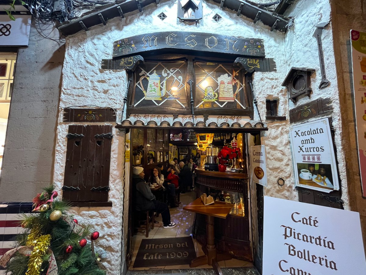 Bcnsingular's tweet photo. És un miracle que El Mesón del Café, obert el 1909, continuï com si res en un carrer tan regirat com el de la Llibreteria (sí, sí, també el Brusi). Un lloc amb caliu on prendre uns #xurros amb xocolata de qualitat sense que et costi el bec i les ungles (núm.16 #Gòtic) https://t.co/Smdi8Dmpg8