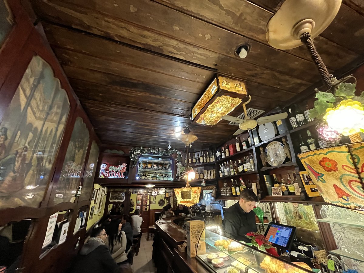 Bcnsingular's tweet photo. És un miracle que El Mesón del Café, obert el 1909, continuï com si res en un carrer tan regirat com el de la Llibreteria (sí, sí, també el Brusi). Un lloc amb caliu on prendre uns #xurros amb xocolata de qualitat sense que et costi el bec i les ungles (núm.16 #Gòtic) https://t.co/Smdi8Dmpg8