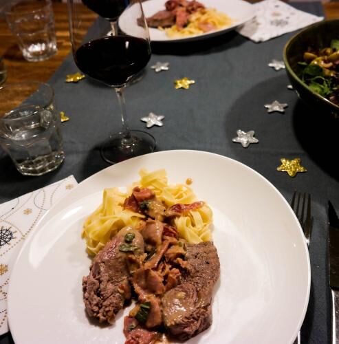 pfkalfsvlees's tweet photo. ✨Kersttip✨ Ben jij nog opzoek naar een kerstrecept? Kalfsoesters met parmaham en salie in marsalaroomsaus is ook echt een aanrader. Benieuwd hoe je dit recept maakt?https://t.co/1Ys7v2o3dR
#petersfarm #kalfsvlees #premium #kersttip #kerstrecept #countdowntochristmas #vealday https://t.co/O0IsuokuNg