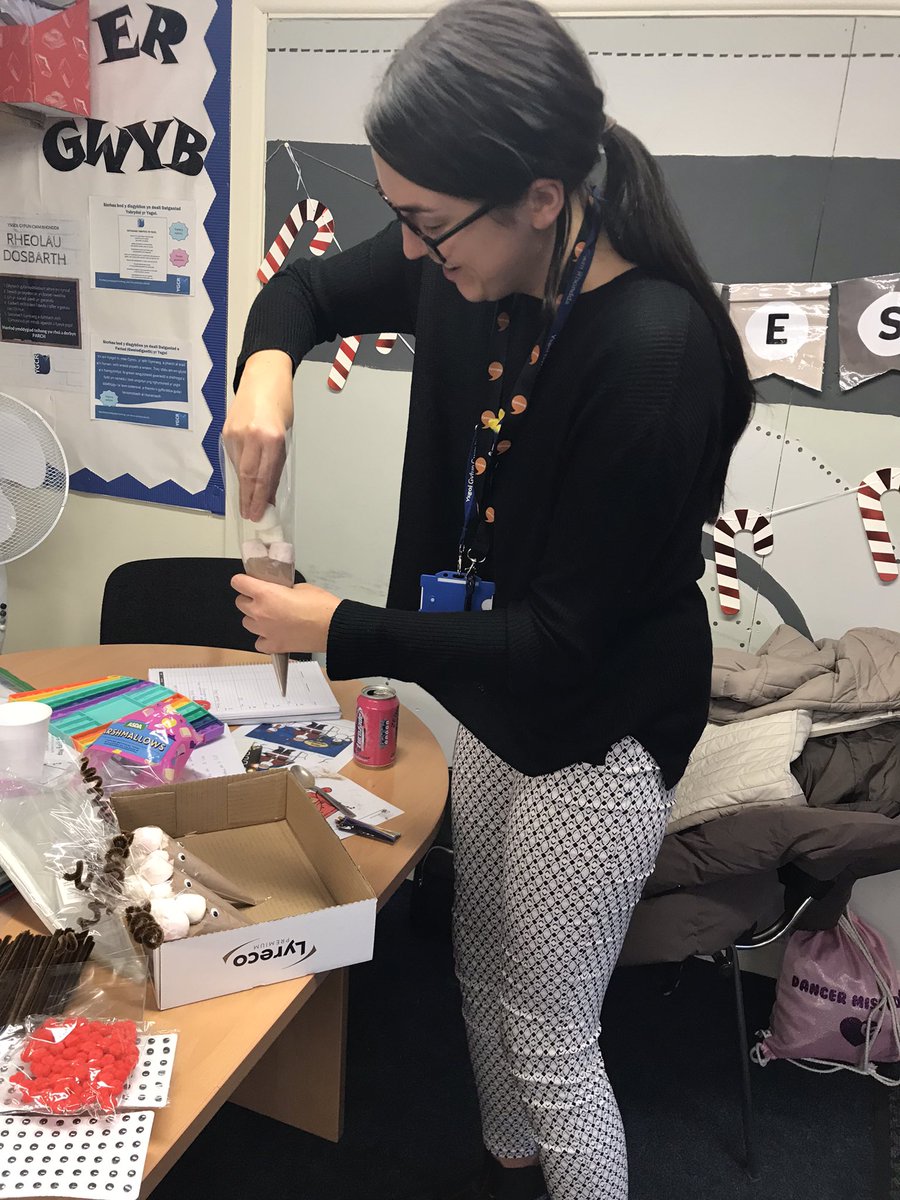 h1g's tweet photo. @LlesYGCRhondda Ms Browning working hard,  preparing Rudolph’s hot chocolate for Cwtsh y Cwm food boxes. Diolch Ms Browning!
Ms Browning wrthi’n paratoi siocled poeth Rwdolff ar gyfer bocsys bwyd Cwtsh y Cwm.  #hwylyrwyl #untîm https://t.co/8PfOQccRTa